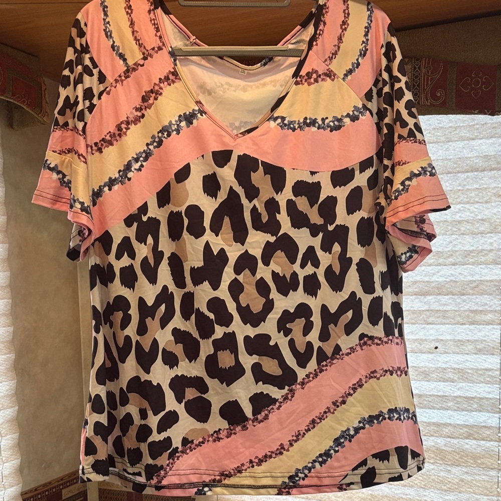 🎈🎈5/15🎈🎈Leopard Print V-Neck Women's Top Fits Like XL